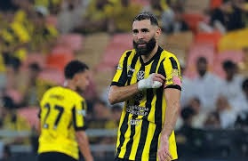 十三水里的“同花连张”：在三道中如何拆分才能规避被“打枪”？（十三水同花连张怎么摆三道，才能不被打枪？）